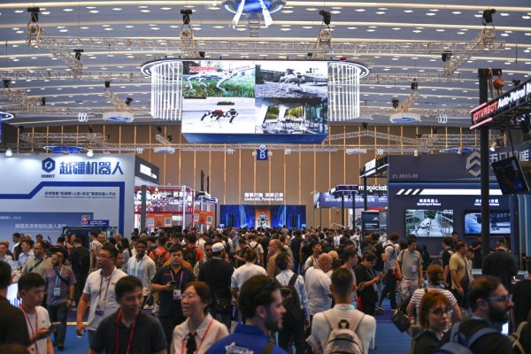 华盈策略 “圈粉”境外采购商，中国机器人登上广交会“主舞台”