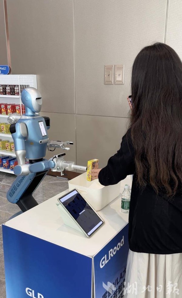 银河配资 机器人店员现身“2025东湖论坛” 智能小卖部生意火爆